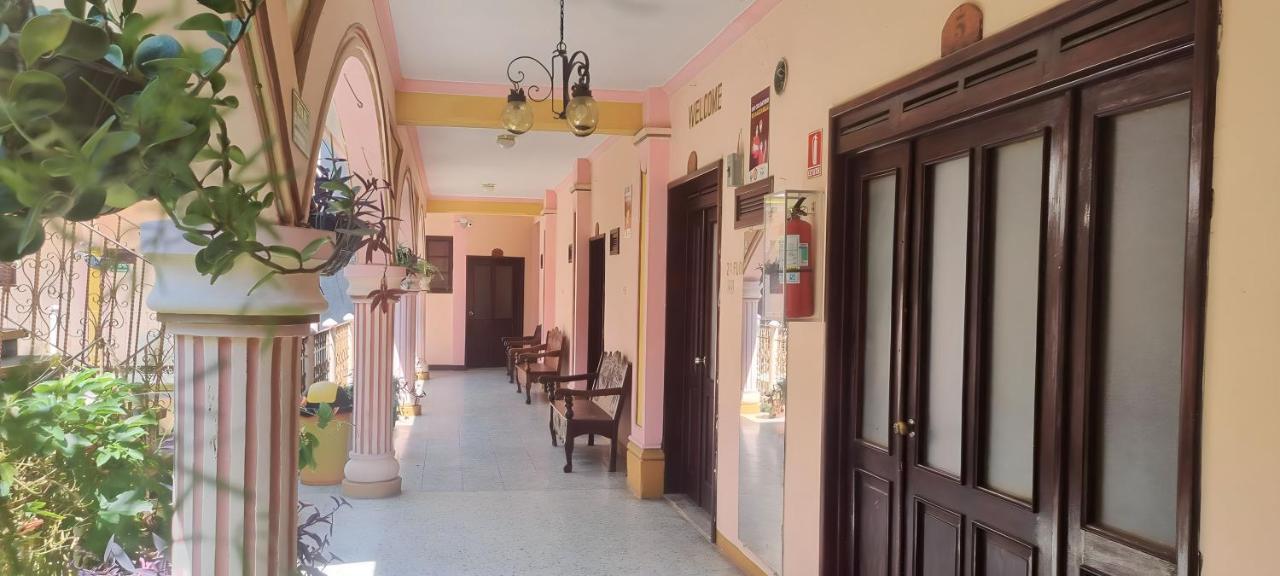 Hotel Chaparral Panajachel Bagian luar foto